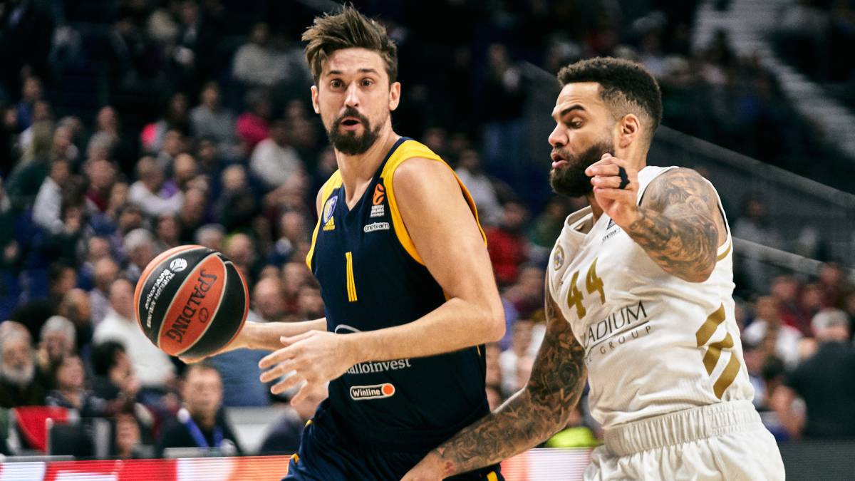 Jeff Taylor defiende a Shved Khimki Real Madrid